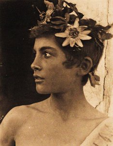 Studie van een Siciliaanse jongen met Passiebloemen in zijn haar, Sicilië, c.1899