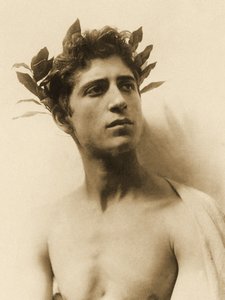 Studie van een jongen met een krans, Sicilië, ca. 1898 door Baron Wilhelm von Gloeden