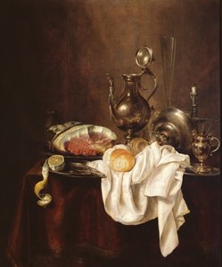 Stilleven van ham en zilveren bord