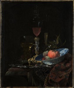 Wijnglas en een schaal met fruit door Willem Kalf