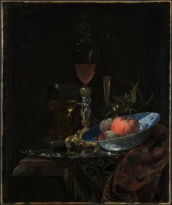 Wijnglas en een schaal fruit