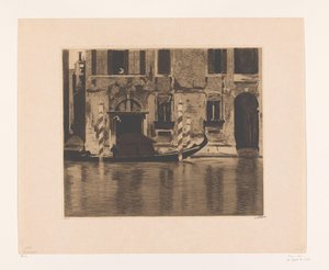 Aangemeerde gondel met opbouw in een kanaal in Venetië door Willem Witsen (signed by artist)