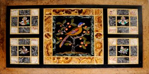 Detail van een tafel met marmeren blad