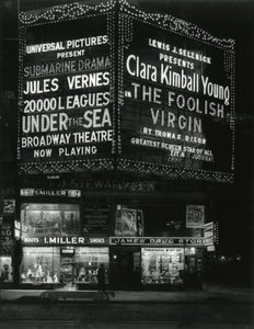 1554 Broadway op 46th Street, I. Miller Shoes; James Drug Store, en grote verlichte bioscoopmarquees erboven.