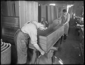 Het aanpassen van de zijkanten en de bodem van de schaal van een houten kist, Oneida, New York, 3 april 1916