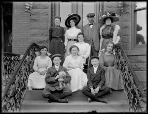 Bease groepsportret: mannen, vrouwen, kinderen en kleine hond, ca.1910