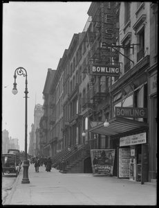 Bowlingbaanbord op 248 W. 14th Street, New York City, 2 mei 1916 door William Davis Hassler