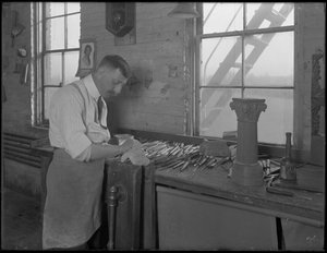 Houtsnijder die werkt aan kistornamenten, Oneida, New York, 3 april 1916