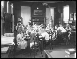 Kinderen lezen in de leeszaal van een niet-geïdentificeerde vestiging van de Queens Borough Public Library, ca. 1910