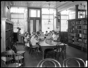 Kinderen lezen in de leeszaal van een niet-geïdentificeerd filiaal van de Queens Borough Openbare Bibliotheek, c.1910