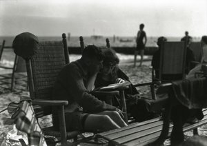 Koppel leest op het strand, Coney Island, c.1910-21
