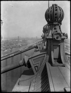 Detail van de pinakels bovenop de Manhattan Bridge, 25 augustus 1914 door William Davis Hassler