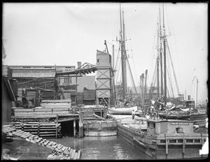 Dokken en boten aan een onbekende waterkant, mogelijk Harlem River, Inwood, New York, ca. 1910 door William Davis Hassler