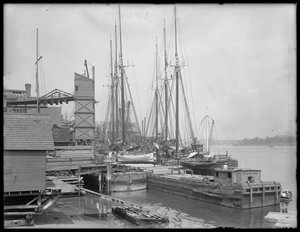 Dokken en boten aan een onbekende waterkant, mogelijk Harlem River, Inwood, New York, c.1910