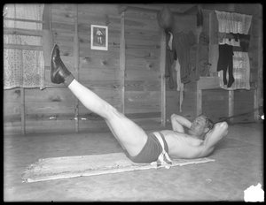 Engelse bokser William Thomas Wells (Bombardier Billy Wells), poserend in trainingskleding, ca. 1911