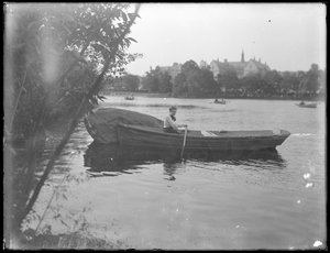 Ethel Gray Magaw Hassler in een roeiboot, Central Park, ca. 1912