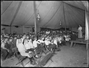 Evangelische Vereniging kinderbijeenkomst, East 67th Street en Avenue A, New York City, 24 juli 1914 door William Davis Hassler