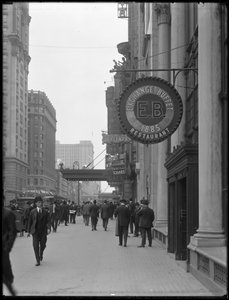 Exchange Buffet-bord op 220 W. 42nd Street, New York City, 2 mei 1916 door William Davis Hassler
