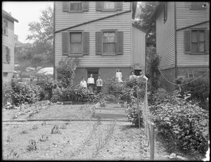Familie poseert naast hun achtertuin moestuin, Inwood, New York, ca. 1910 door William Davis Hassler