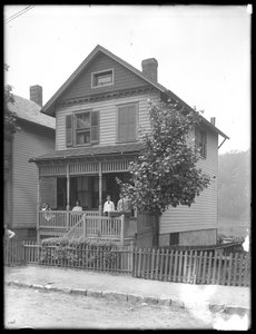 Vier kinderen poseren op de veranda van een huis aan een rivier of meer, Inwood, New York, ca. 1910 door William Davis Hassler