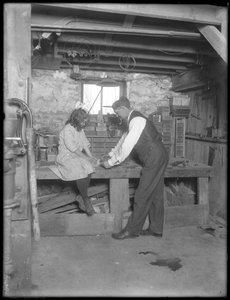 Frank P. Hassler en Mary Hassler in de kelder, Glen Ellyn, c.1912 door William Davis Hassler