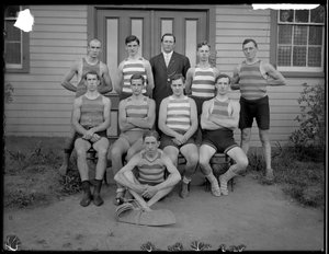 Groep Onbekende Jonge Mannen in Zwemkleding, c.1910 door William Davis Hassler