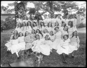 Groepsportret van onbekende kleine meisjes, waarschijnlijk het Rooms-Katholiek Weeshuis, Kingsbridge, Bronx, ca. 1910