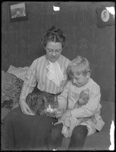 Harriet E. Hassler en William Gray Hassler, zittend met lapjeskat (Reddy) en teddybeer, c.1911