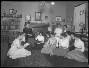 Harriet E. Hassler met een groep jonge vrouwen, 206 W. 13th Street, New York, c.1912 door William Davis Hassler