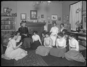 Harriet E. Hassler met een groep jonge vrouwen, 206 W. 13th Street, New York, c.1912 door William Davis Hassler