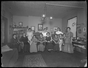 Harriet E. Hassler met een groep jonge vrouwen, 206 W. 13th Street, ca. 1912 door William Davis Hassler