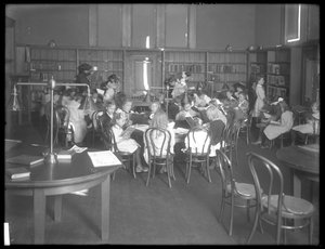Interieur van een niet-geïdentificeerde tak van de Queens Borough Public Library, c.1910 door William Davis Hassler