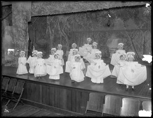 Kleuters op het podium: heel kleine meisjes treden op een klein podium op, waarschijnlijk het Rooms-Katholieke Weeshuis, Kingsbridge, Bronx, ca. 1911