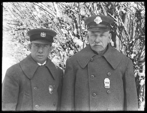 Larry Casey en John Connolly in hun winteruniformen in de sneeuw, Isham Park, Inwood, New York City, 7 maart 1915