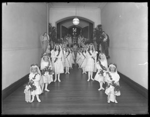 Kleine meisjes in het Rooms-Katholieke Weeshuis, Kingsbridge, Bronx, terugkomend van de kapel in witte jurken met kransen en slingers, 20 oktober 1914