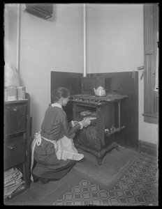 Miss Bates haalt brood uit de oven, ca. 1913 door William Davis Hassler