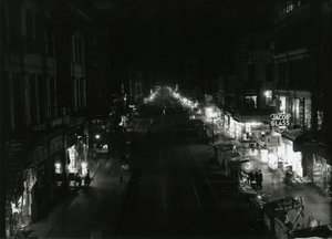 Nachtzicht van Grand Street bij Orchard Street, NYC