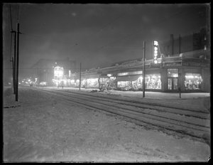 Nachtzicht van 207th Street kijkend naar het oosten vanaf Vermilyea Avenue in de sneeuw, New York City, 6 maart 1915 door William Davis Hassler