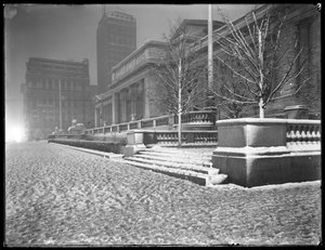 Nachtzicht van de Fifth Avenue gevel van de hoofdtak van de New York Public Library in de sneeuw, 42nd Street en Fifth Avenue, New York City, 6 maart 1915 door William Davis Hassler