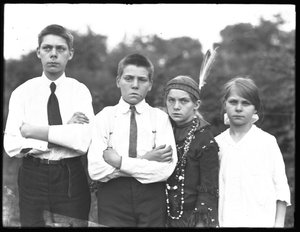 Buitenportret van vier kinderen door William Davis Hassler