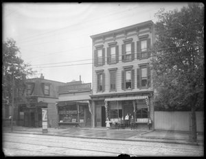 Zeven kinderen poseren voor een niet-geïdentificeerde tak van de Queens Borough Public Library, New York, ca. 1910 door William Davis Hassler