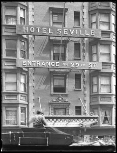 Bord voor het Hotel Sevillle op 29th Street, New York City, 29 juli 1916 door William Davis Hassler