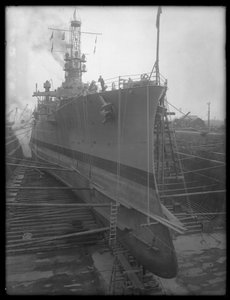 De U.S.S. Utah in droogdok in de Brooklyn Navy Yard, ca. 1912 door William Davis Hassler