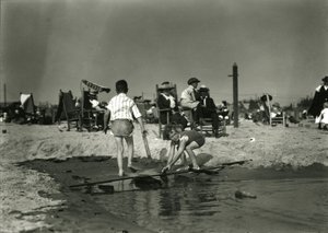 Twee kinderen spelen met houtresten in ondiep water, Coney Island, ca. 1910-21 door William Davis Hassler