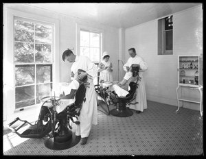 Twee patiënten worden onderzocht, tandartspraktijk, Seton Hospital, Spuyten Duyvil, Bronx, 30 oktober 1914