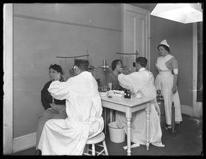 Twee patiënten worden onderzocht, Onderzoekskamer #1, Seton Hospital, Spuyten Duyvil, Bronx, 30 oktober 1914 door William Davis Hassler