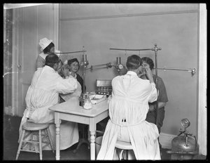 Twee patiënten worden onderzocht, Onderzoekskamer #2, Seton Hospital, Spuyten Duyvil, Bronx, 30 oktober 1914 door William Davis Hassler