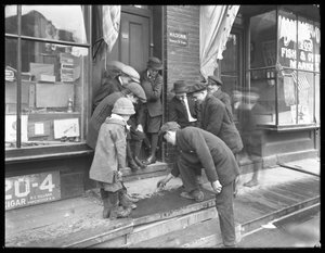 Ongeïdentificeerde jongens die craps spelen op een stoep, New York City, 30 mei 1915