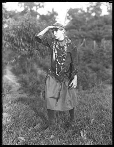 Ongeïdentificeerd meisje poseert in het bos in kostuum, ca. 1915 door William Davis Hassler