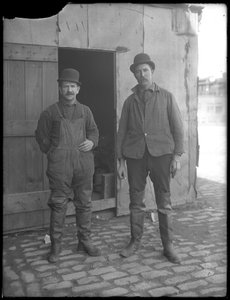 Ongeïdentificeerde rioolwerkers poseren bovengronds, New York, ca. 1911 door William Davis Hassler